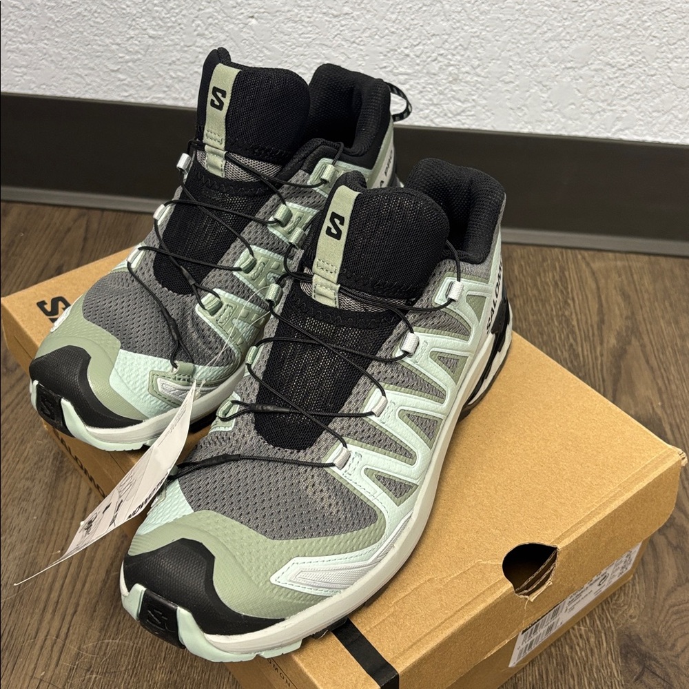 NWOT/ No Box Salomon Women's Light Green & Gray Trail Running Shoes - Picture 9 of 9